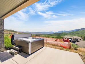 Outdoor spa tub - Unforgettable views, luxe, hot tub, deck, sleeps 8 (Heber City)