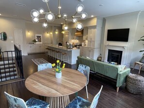 Dining - Urban Oasis-Downtown Columbia-Newly Renovated (Columbia)