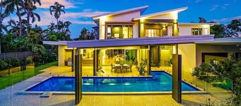 ZENLUX - 5BR Holiday Home with Pool