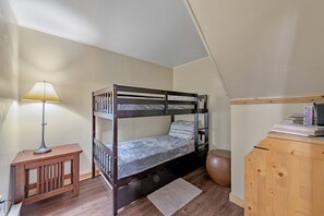 4 bedrooms, travel cot, free WiFi, bed sheets