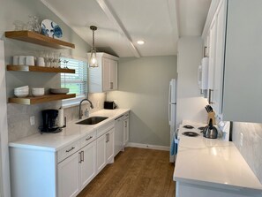 Geladeira, micro-ondas, fogão, cooktop