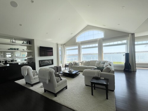 Executive Water Front Home With Steps To Water, 15 Mins to Downtown