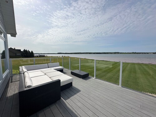 Executive Water Front Home With Steps To Water, 15 Mins to Downtown