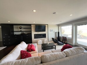 Smart TV, chimenea, monitor de computadora y impresora 
