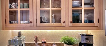 A Victorian Garden Retreat near beach, trails, SF, Silicon Valley- ldry +prkg