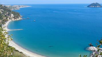 Una spiaggia nelle vicinanze