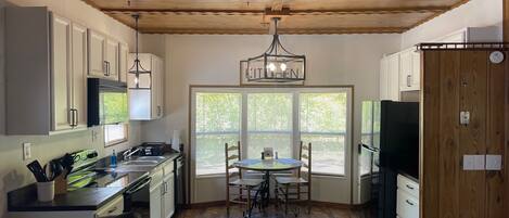 Kylskåp, mikrovågsugn, ugn och spishäll