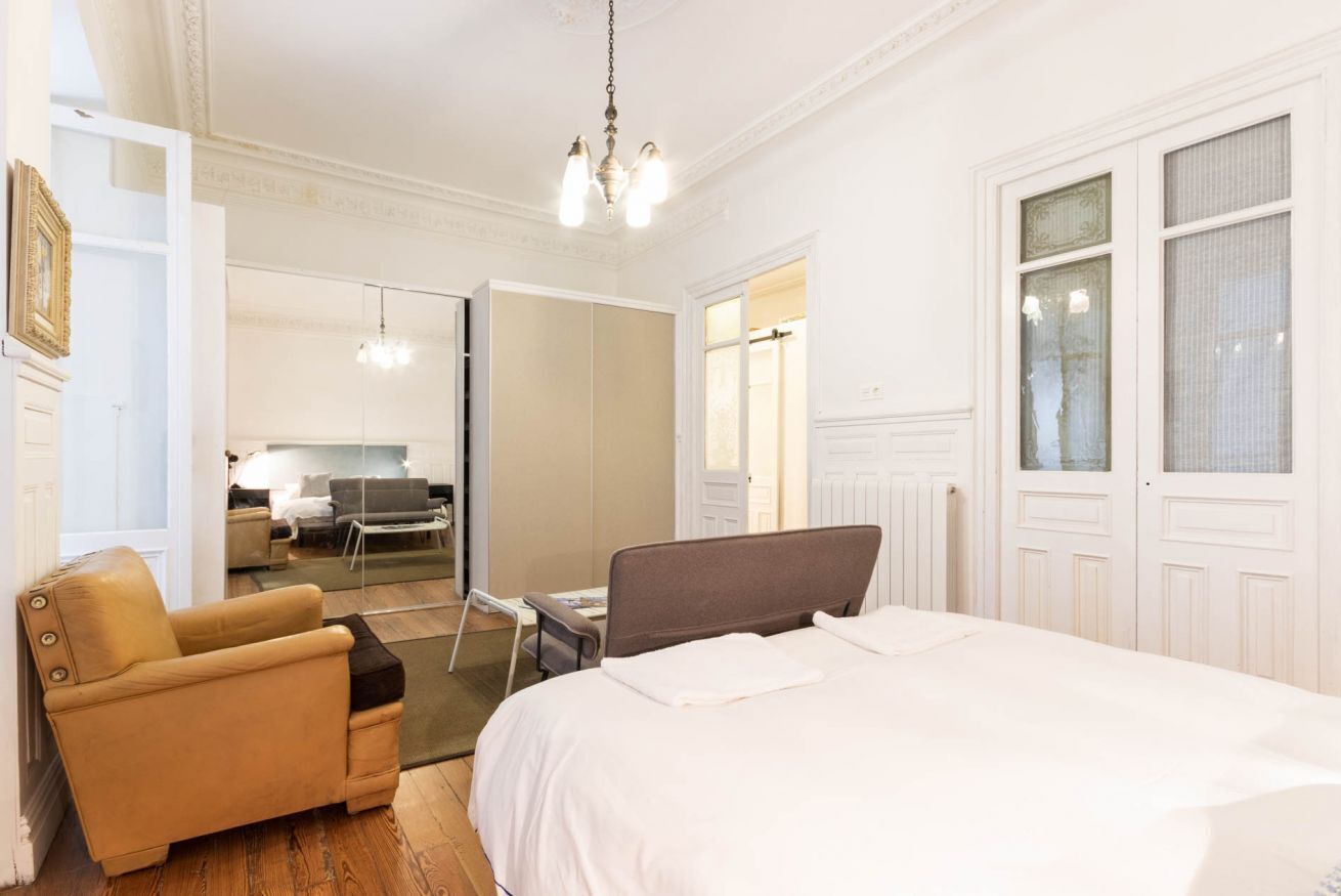 3 bedrooms, iron/ironing board, travel crib, internet
