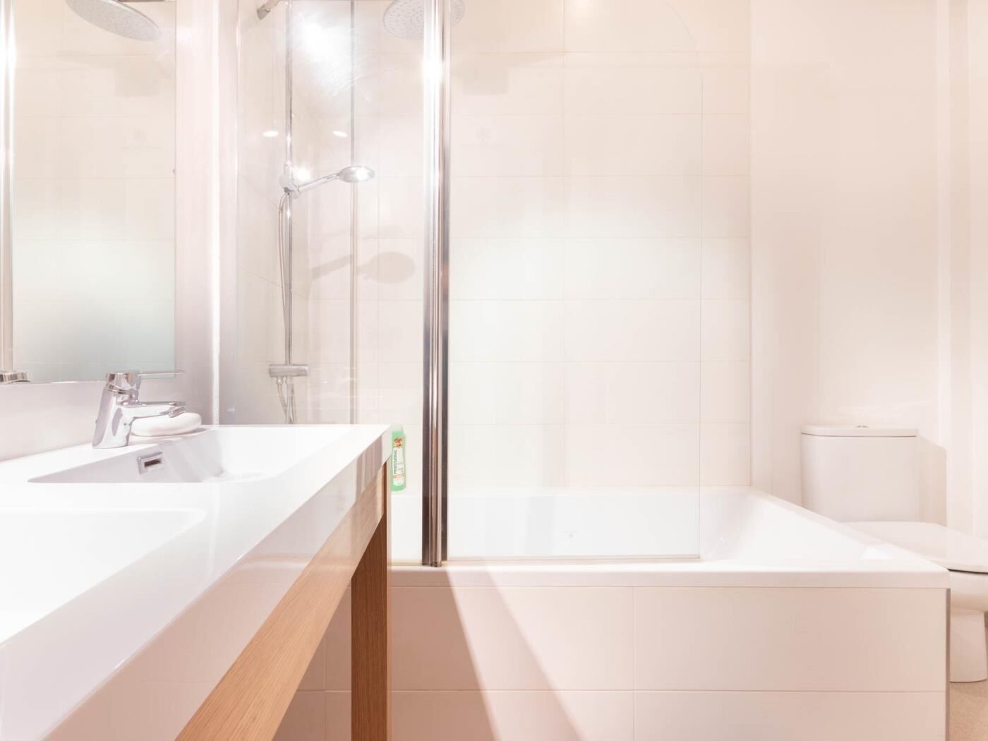 Een bad, een bubbelbad, een haardroger, handdoeken