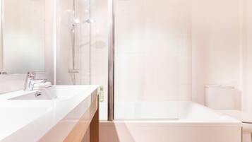 Een bad, een bubbelbad, een haardroger, handdoeken