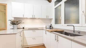 Een magnetron, een oven, een vaatwasser