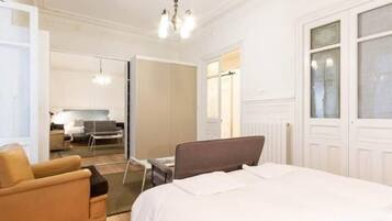 3 slaapkamers, een strijkplank/strijkijzer, internet, beddengoed