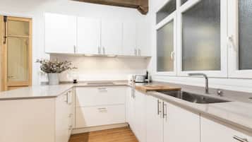 Coffee/tea maker, fridge, microwave, oven