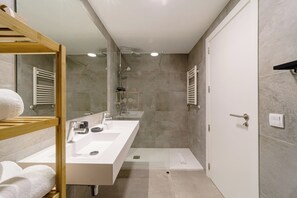 Shower, hair dryer, towels, soap - Housing Valdebebas by Sharing Co (Madrid)