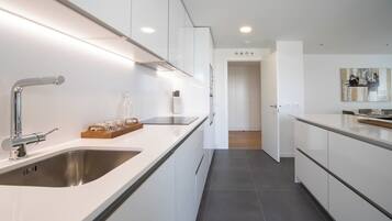 Een koelkast, een microgolfoven, een oven, een vaatwasser