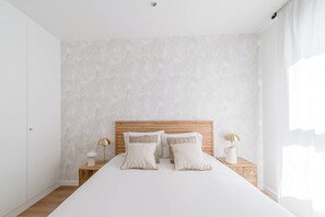 3 slaapkamers, een strijkplank/strijkijzer, gratis wifi, beddengoed