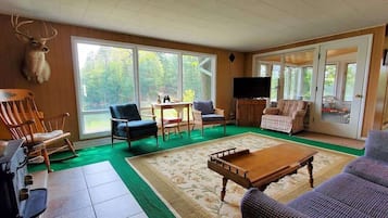 Una televisión, un reproductor de DVD