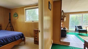 2 dormitorios, tabla de planchar con plancha, ropa de cama