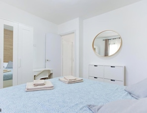 1 dormitorio, escritorio, tabla de planchar con plancha y cuna de viaje
