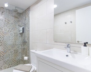 Een haardroger, handdoeken