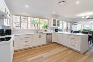 Private kitchen - Jetty's End Retreat (Tascott)