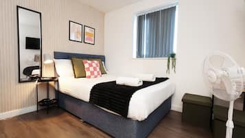 1 quarto, escrivaninha, ferros/tábuas de passar roupa, acesso à internet