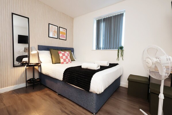 1 bedroom, desk, iron/ironing board, internet