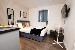 1 bedroom, desk, iron/ironing board, internet