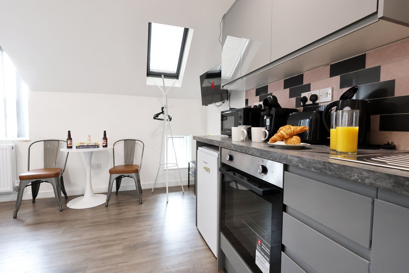 冷蔵庫、電子レンジ、オーブン、コンロ