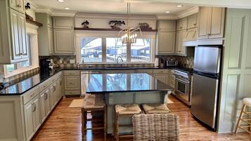 雪櫃、微波爐、焗爐、爐具