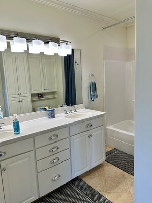 Hair dryer, towels, soap, shampoo - Heaven at Moss Lake (Sulphur)