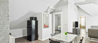 Cozy 2-Bed Urban Retreat in Downtown Detroit, Private