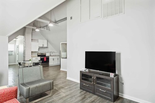 Downtown Detroit 2BR | King, WiFi, Parking