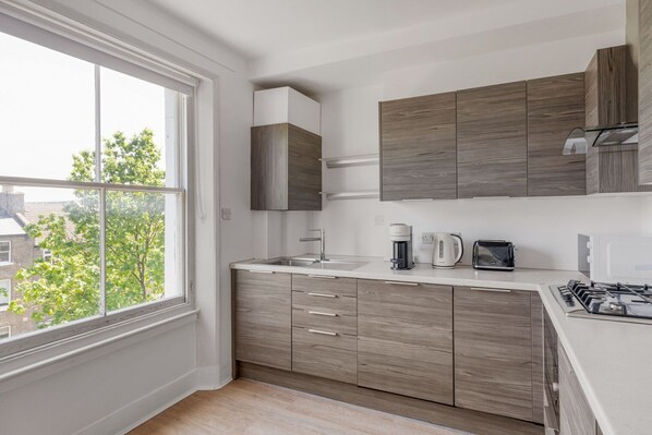 Kühlschrank, Mikrowelle, Ofen, Herdplatte