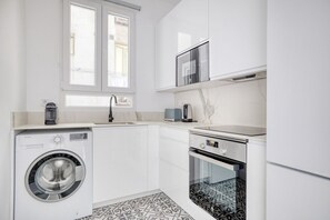 Een koelkast, een magnetron, een oven, een kookplaat