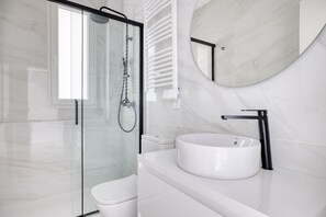 Sèche-cheveux, serviettes fournies