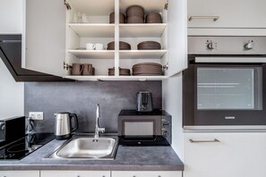 Fridge, microwave, oven, stovetop - Sleek Favoriten 1BR w/ Elevator, nr Bus 65A, by Blueground (Vienna)