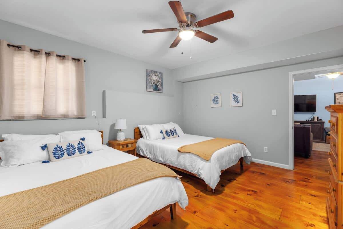 4 bedrooms, desk, iron/ironing board, travel crib