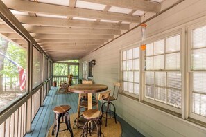 Outdoor dining - Mountain Family Escape! Game Room, Walk to Lake and Park (Jasper)