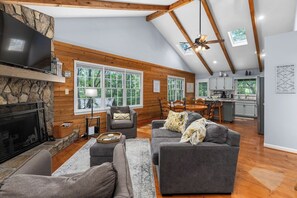 TV, fireplace, video games, books - Mountain Family Escape! Game Room, Walk to Lake and Park (Jasper)