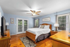4 bedrooms, desk, iron/ironing board, travel crib - Mountain Family Escape! Game Room, Walk to Lake and Park (Jasper)