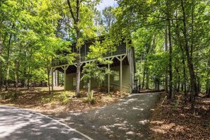 Exterior - Mountain Family Escape! Game Room, Walk to Lake and Park (Jasper)