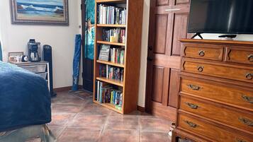 1 habitación, escritorio, tabla de planchar con plancha y cuna de viaje