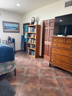 1 Schlafzimmer, Schreibtisch, Bügeleisen/Bügelbrett, Reisekinderbett