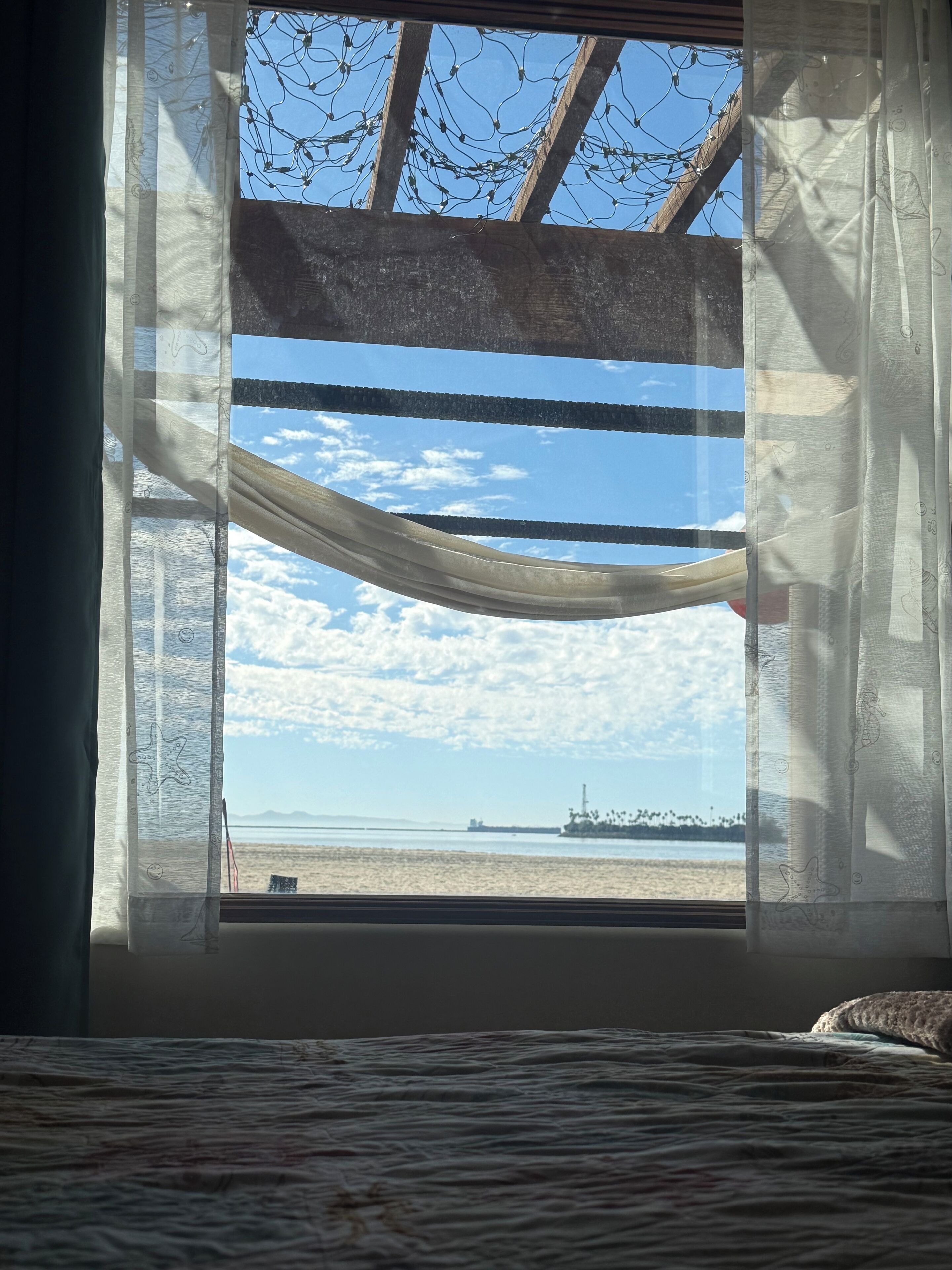 1 quarto, escrivaninha, ferros/tábuas de passar roupa, berço de viagem