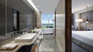 Deluxe King Bed Room | In-room safe, desk, laptop workspace, blackout curtains - Grand Barony Hotel Qingdao Airport  (Qingdao)