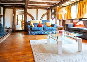 Living area - Kent - Malt House Beautiful Tudor Cottage (Sittingbourne)