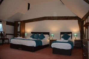 5 bedrooms, iron/ironing board, bed sheets - Kent - Malt House Beautiful Tudor Cottage (Sittingbourne)