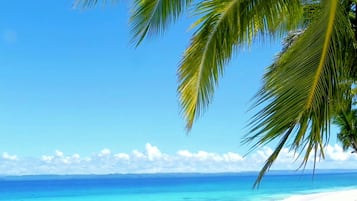 在海滩、沙滩椅、沙滩毛巾