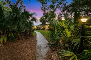 Property grounds - 3500² ft Luxe 4/4 - Htd LapPool, Arcade HotTub, ADU, Fully Fenced, Gated. (Jupiter)